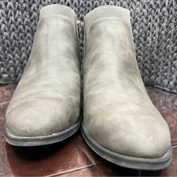 300. Simply Vera Vera Wang Skylark Women's Ankle Boots 10M - Picture 4 of 7